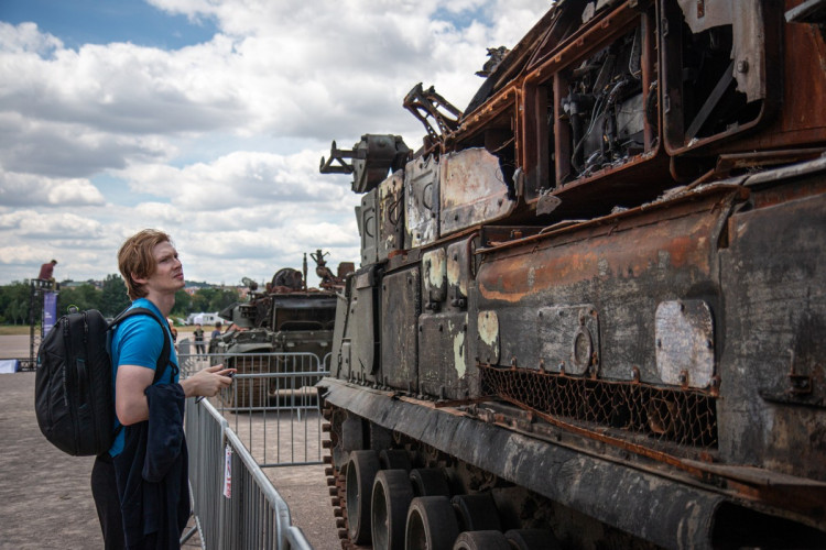 FOTOGALERIE: V Praze je ruská technika z války na Ukrajině. Lidé po ní skákali, teď ji chrání ploty