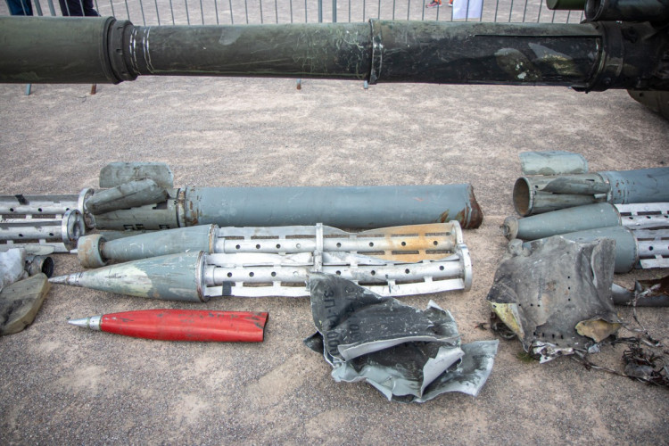 FOTOGALERIE: V Praze je ruská technika z války na Ukrajině. Lidé po ní skákali, teď ji chrání ploty