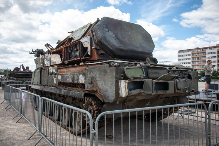 FOTOGALERIE: V Praze je ruská technika z války na Ukrajině. Lidé po ní skákali, teď ji chrání ploty