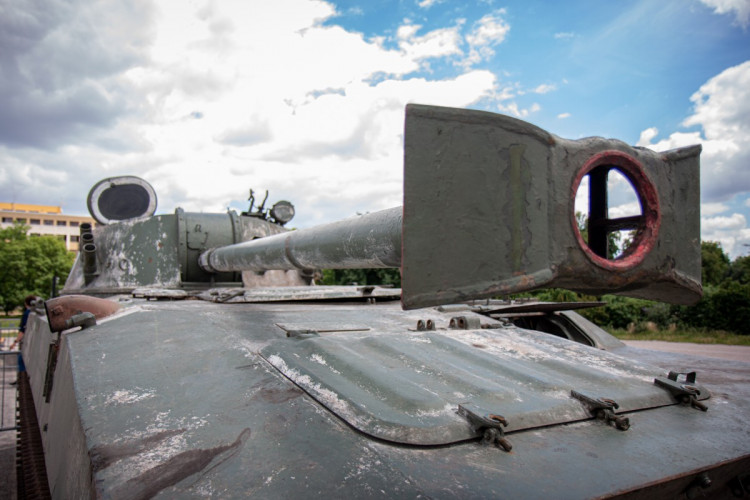 FOTOGALERIE: V Praze je ruská technika z války na Ukrajině. Lidé po ní skákali, teď ji chrání ploty