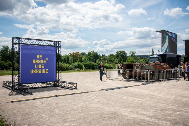 FOTOGALERIE: V Praze je ruská technika z války na Ukrajině. Lidé po ní skákali, teď ji chrání ploty