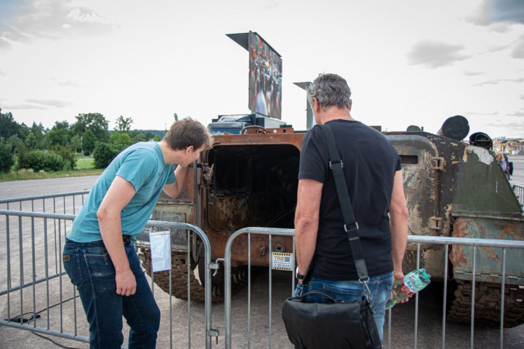 FOTOGALERIE: V Praze je ruská technika z války na Ukrajině. Lidé po ní skákali, teď ji chrání ploty