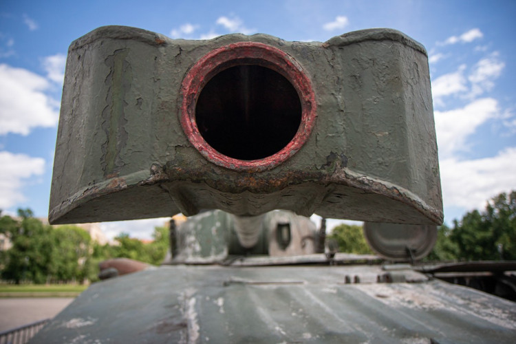 FOTOGALERIE: V Praze je ruská technika z války na Ukrajině. Lidé po ní skákali, teď ji chrání ploty