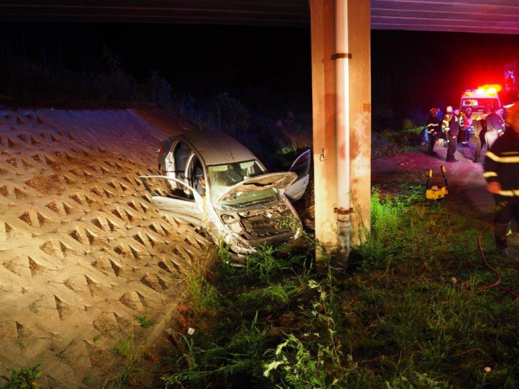 Auto s pěti mladými lidmi narazilo do konstrukce mostu