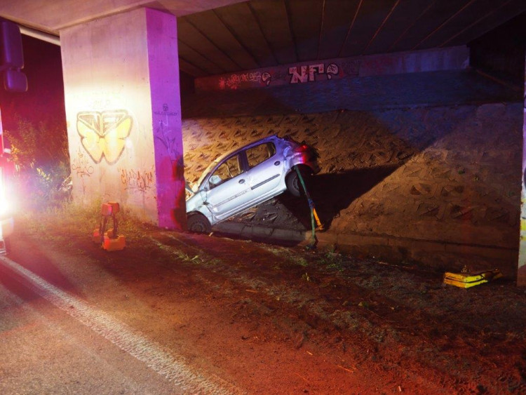 Auto s pěti mladými lidmi narazilo do konstrukce mostu