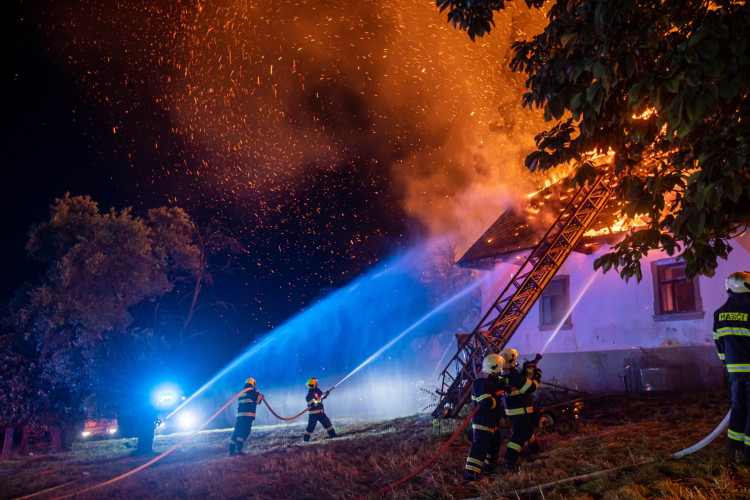 GALERIE: Požár pily v Rokytnici v Orlických horách