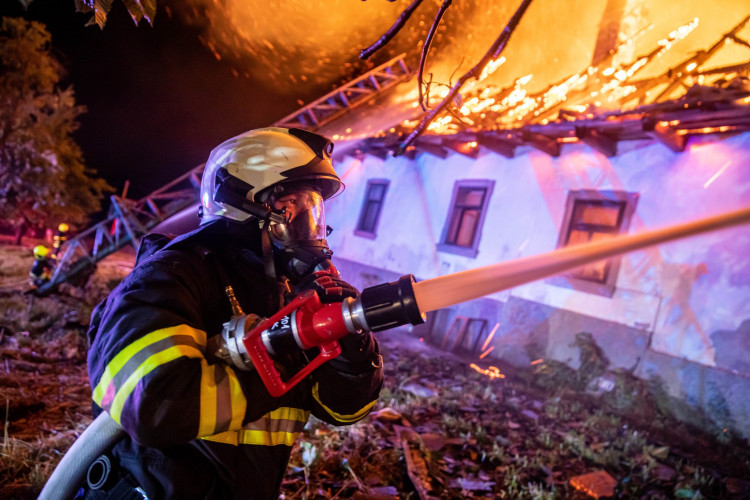 GALERIE: Požár pily v Rokytnici v Orlických horách