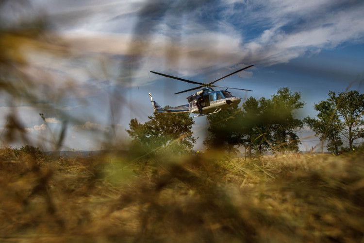 Požár ve špatně přístupném terénu na Broumovsku