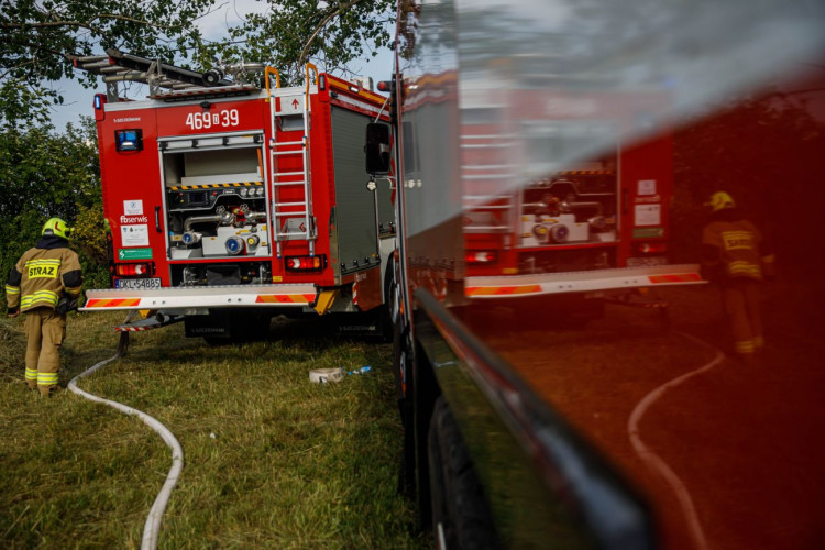 Požár ve špatně přístupném terénu na Broumovsku