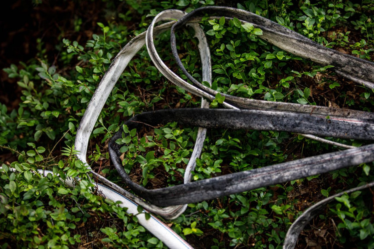 Požár ve špatně přístupném terénu na Broumovsku