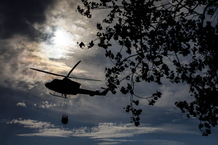 Požár ve špatně přístupném terénu na Broumovsku