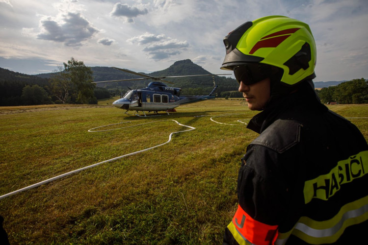 Požár ve špatně přístupném terénu na Broumovsku