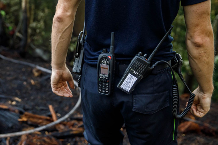 Požár ve špatně přístupném terénu na Broumovsku