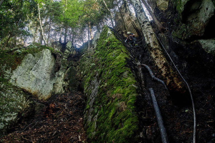 Požár ve špatně přístupném terénu na Broumovsku