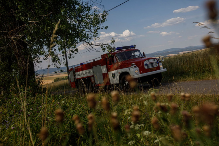 Požár ve špatně přístupném terénu na Broumovsku