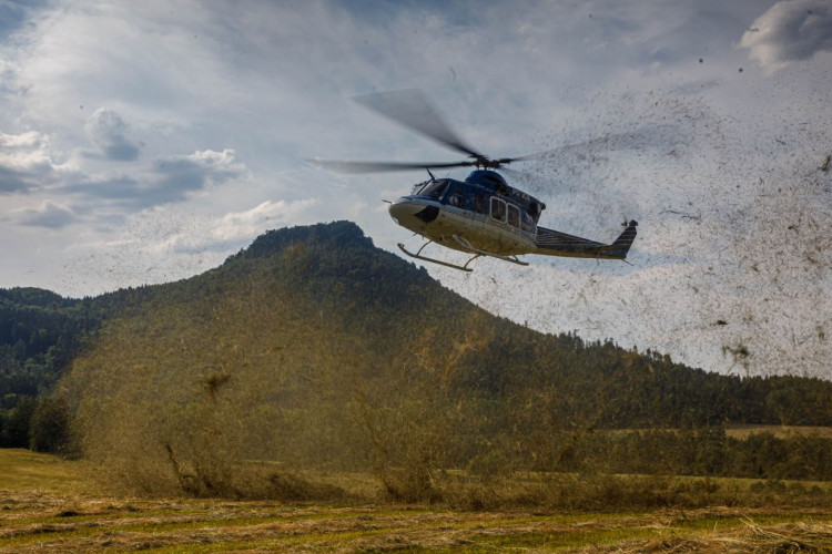  Požár ve špatně přístupném terénu na Broumovsku