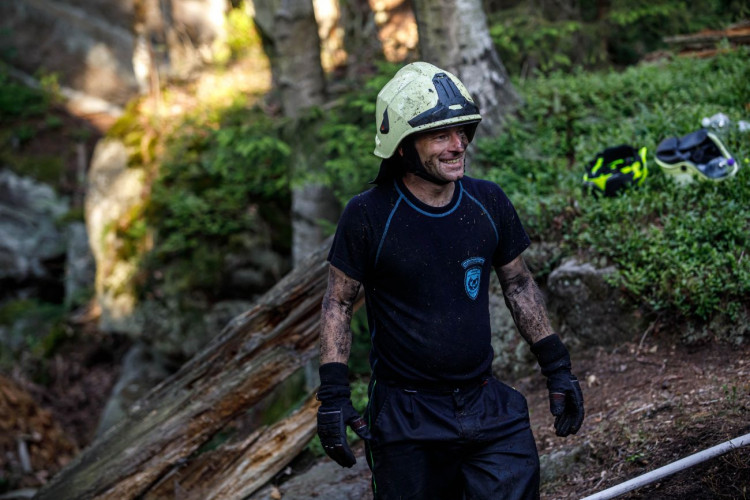 Požár ve špatně přístupném terénu na Broumovsku