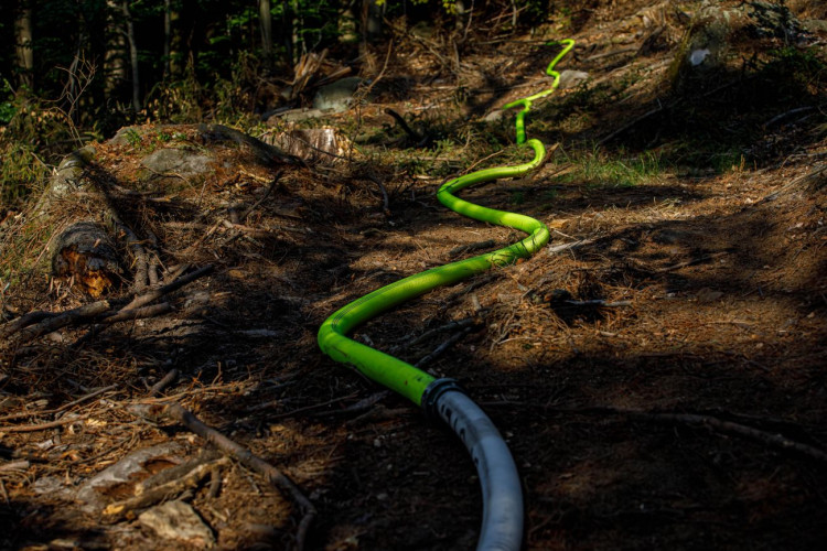  Požár ve špatně přístupném terénu na Broumovsku