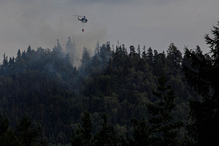 Požár ve špatně přístupném terénu na Broumovsku