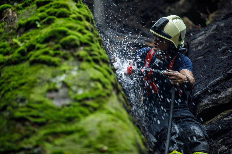 Požár ve špatně přístupném terénu na Broumovsku