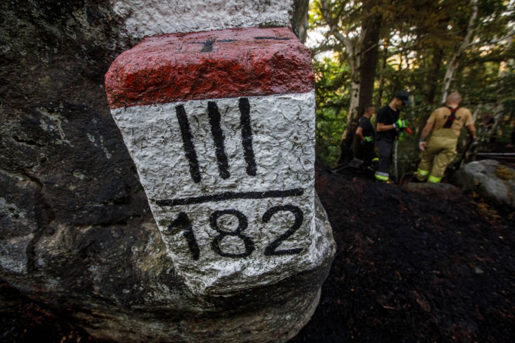 Požár ve špatně přístupném terénu na Broumovsku