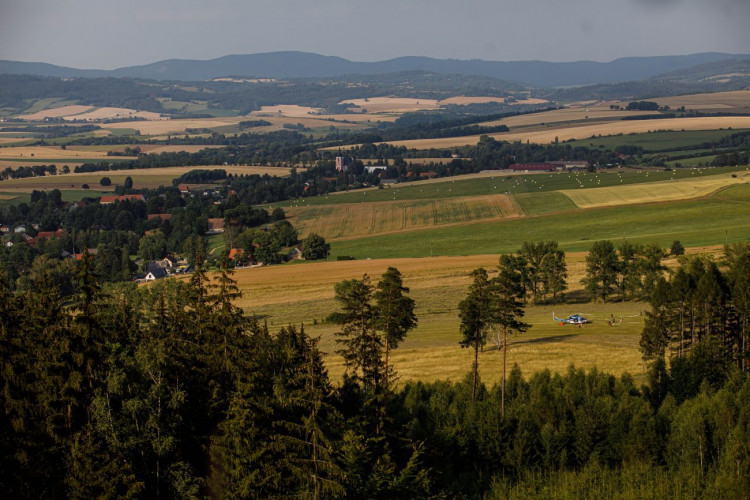 Požár ve špatně přístupném terénu na Broumovsku