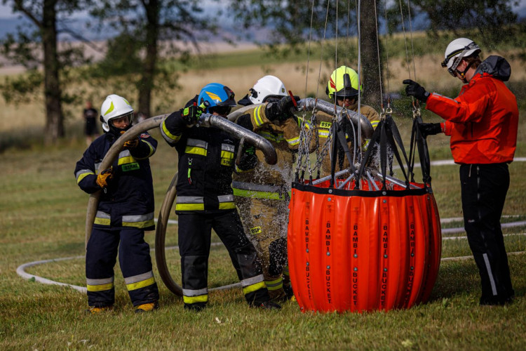 Požár ve špatně přístupném terénu na Broumovsku