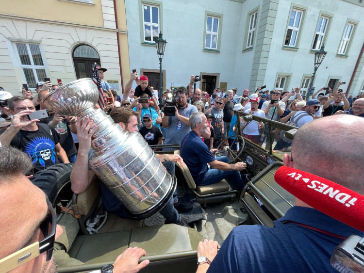 FOTOGALERIE: Pavel Francouz přivezl Stanley Cup do Plzně