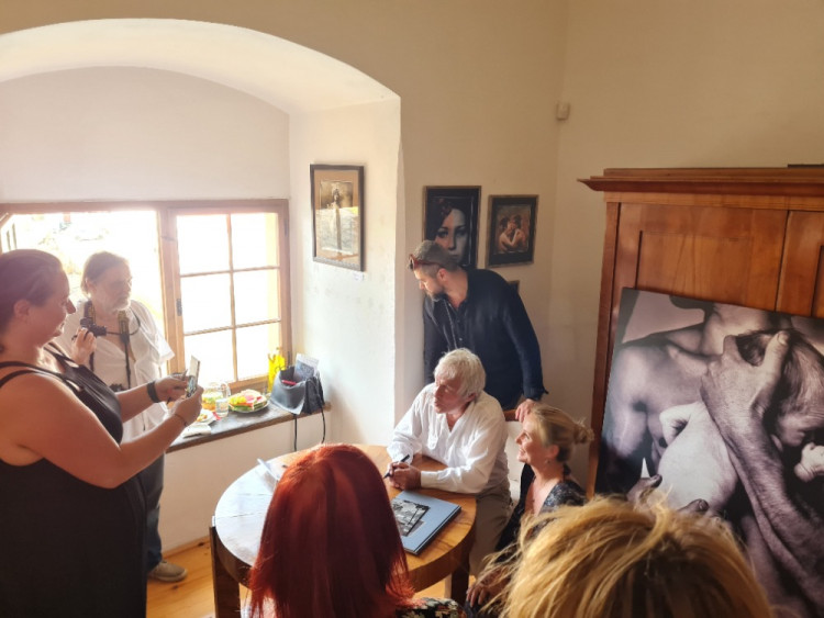 Jan Saudek se ženou na výstavě v Plumlově na zámku