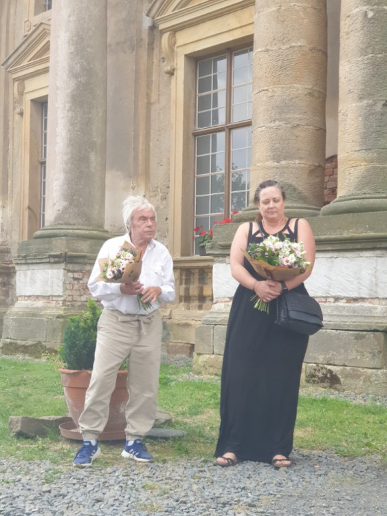 Jan Saudek se ženou na výstavě v Plumlově na zámku