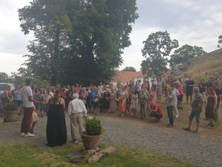 Jan Saudek se ženou na výstavě v Plumlově na zámku