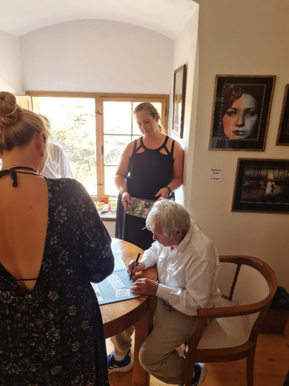 Jan Saudek se ženou na výstavě v Plumlově na zámku