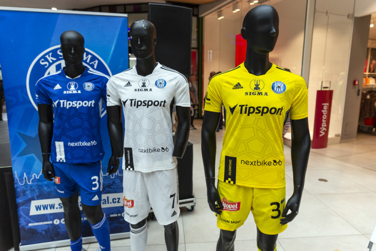 Fotbalová Sigma představila kádr a dresy na novou sezonu. Hrát může i ve žluté