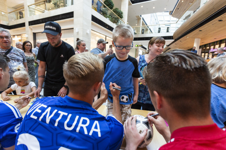 Fotbalová Sigma představila kádr a dresy na novou sezonu. Hrát může i ve žluté