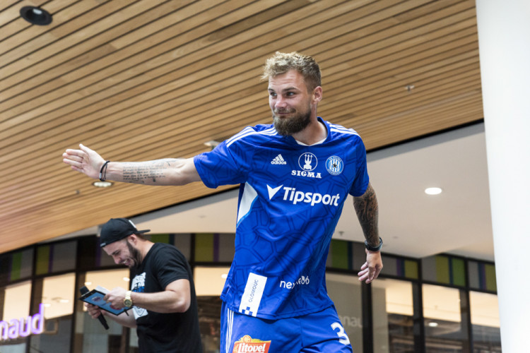 Fotbalová Sigma představila kádr a dresy na novou sezonu. Hrát může i ve žluté