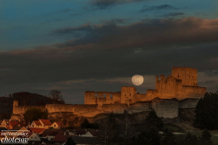 Růžový superrúplněk nad hradem Rabí