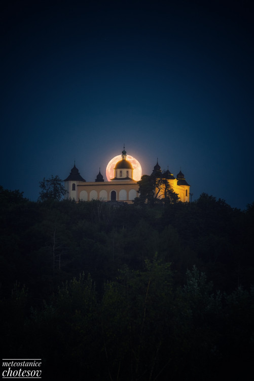 Kaple Anděla Strážce ozdobená o Měsíc téměř v úplňku