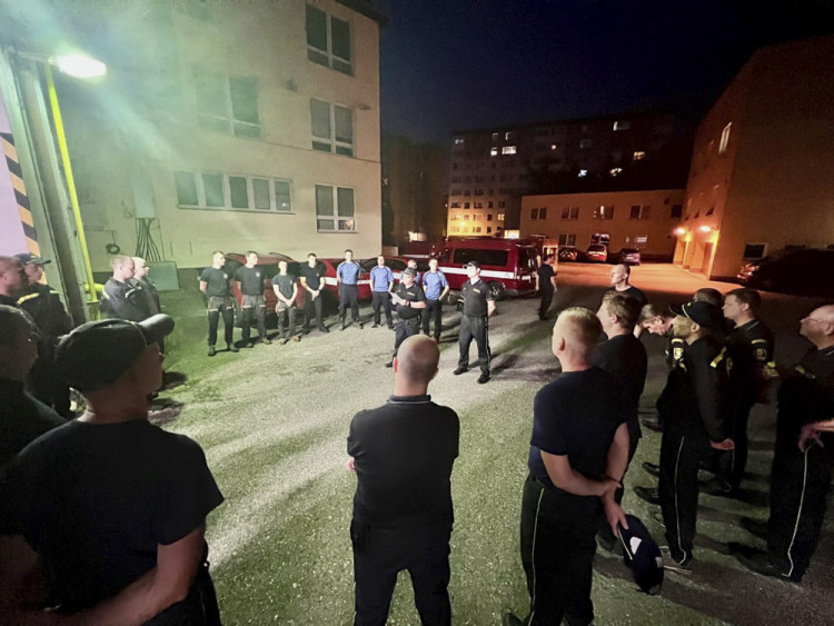 Hasiči z Olomouckého kraje bojují s požárem v Českém Švýcarsku