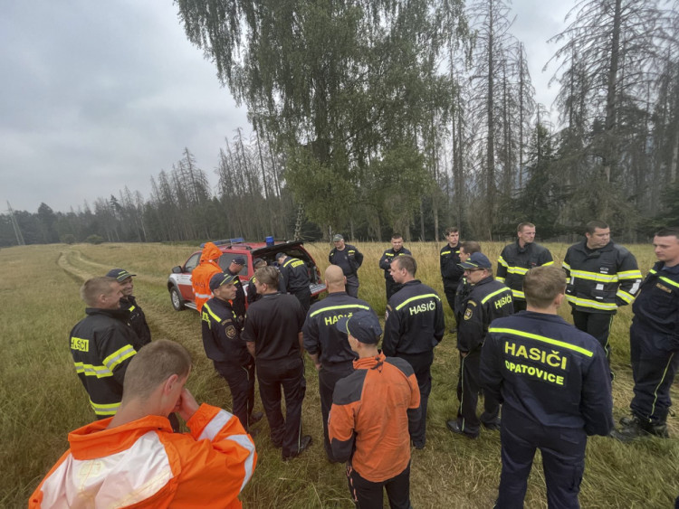 Hasiči z Olomouckého kraje bojují s požárem v Českém Švýcarsku