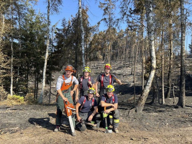 Hasiči z Olomouckého kraje bojují s požárem v Českém Švýcarsku