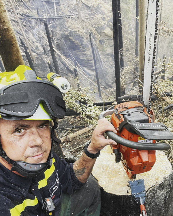 Hasiči z Olomouckého kraje bojují s požárem v Českém Švýcarsku