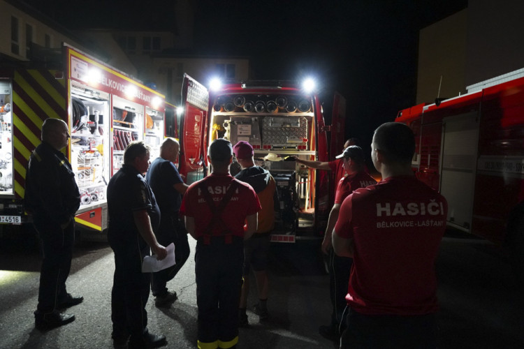 Hasiči z Olomouckého kraje bojují s požárem v Českém Švýcarsku