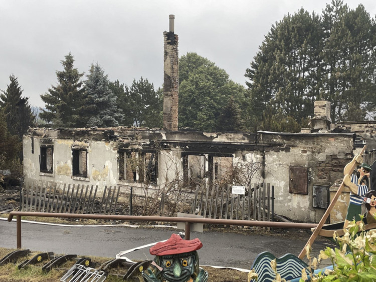 Hasiči z Olomouckého kraje bojují s požárem v Českém Švýcarsku