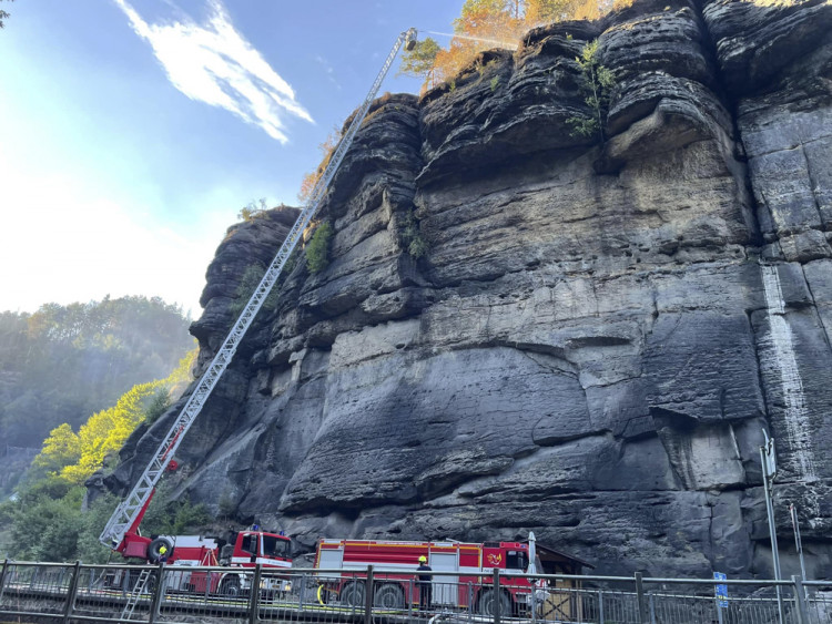 Hasiči z Olomouckého kraje bojují s požárem v Českém Švýcarsku