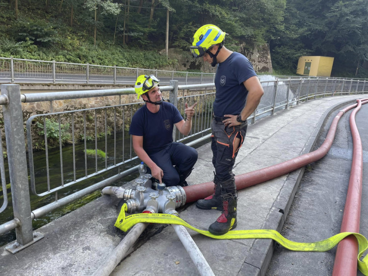 Hasiči z Olomouckého kraje bojují s požárem v Českém Švýcarsku