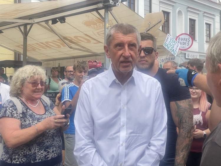 Setkání Andreje Babiše s občany předčasně ukončilo nahlášení atentátu