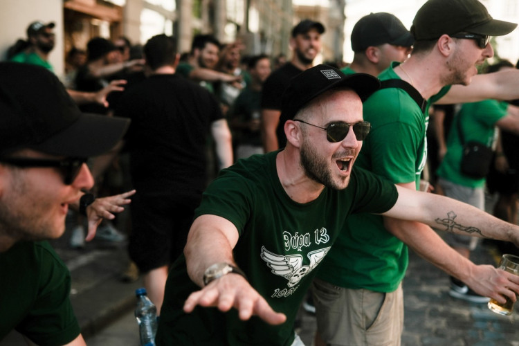 FOTOGALERIE: Centrum Prahy obsadili řečtí fanoušci, míří na večerní zápas se Slavií