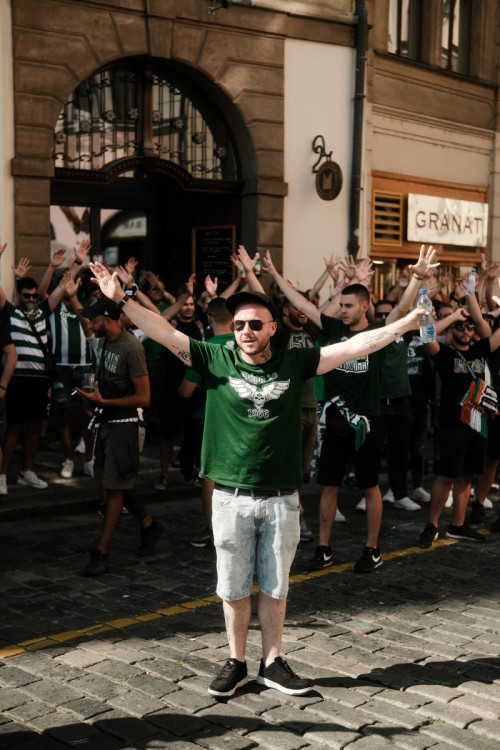 FOTOGALERIE: Centrum Prahy obsadili řečtí fanoušci, míří na večerní zápas se Slavií