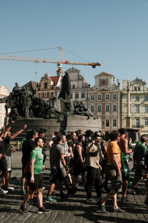 FOTOGALERIE: Centrum Prahy obsadili řečtí fanoušci, míří na večerní zápas se Slavií