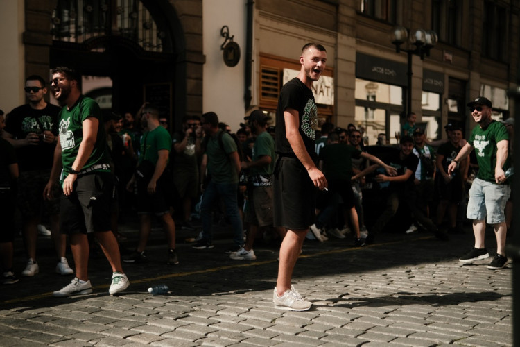 FOTOGALERIE: Centrum Prahy obsadili řečtí fanoušci, míří na večerní zápas se Slavií